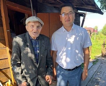 Артур Кохоев поздравил ветерана ВОВ с 96-летием