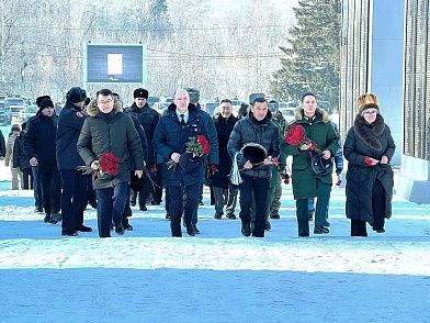 В Горно-Алтайске на Мемориальном комплексе «Парк Победы» состоялся митинг, посвящённый Дню защитника Отечества