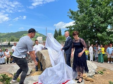 В Горно-Алтайске открыли аллею снежного барса 