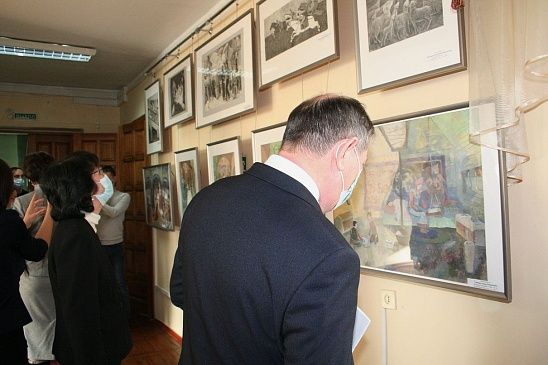 В республиканском Парламенте открылась выставка учащихся Горно-Алтайской детской художественной школы 